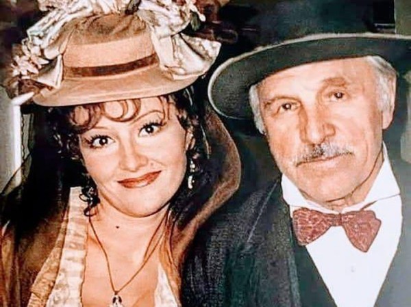 Марина Есипенко отмечает лучшие роли в театральной ретроспективе