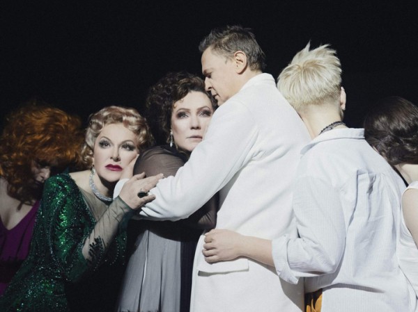 Марина Есипенко отмечает лучшие роли в театральной ретроспективе