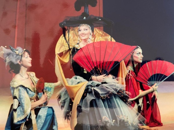 Марина Есипенко отмечает лучшие роли в театральной ретроспективе