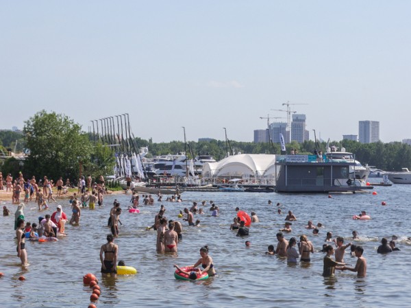 Москвичам в воскресенье пообещали медленное отступление жары