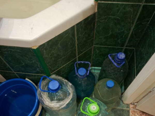 «На улице под 40, а воды нет вообще»: жители Донецка продолжают жаловаться на  ее отсутствие  в городе