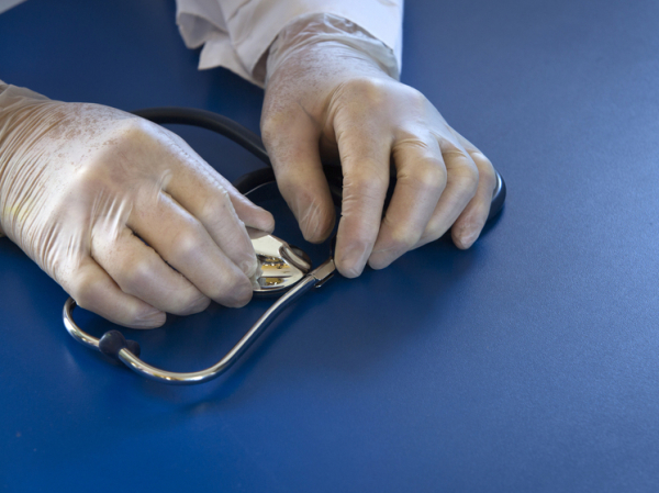 «Пальцы стоп и гордая посадка головы»: ревматолог рассказала, как определить неизлечимое заболевание