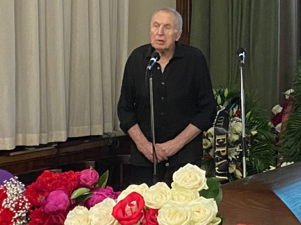 Режиссер Андрей Смирнов на прощании с Миттой: «Толпа у гроба этого человека — это нормально»