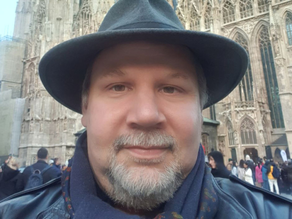«В Европе на меня начались гонения»: переводчик Александр Ницберг вернулся в Россию после сорока лет за границей