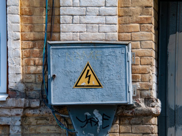 В Москве школьник получил мощный удар током, пытаясь пожарить курицу