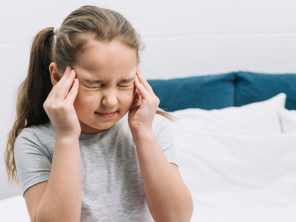 Врач рассказал, как справиться с детской головной болью