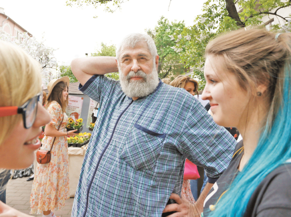 Замечательный писатель Александр Нилин отмечает юбилей