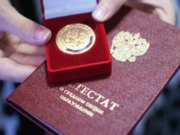 Заместитель директора школы пыталась оставить без золотой медали сына участника СВО