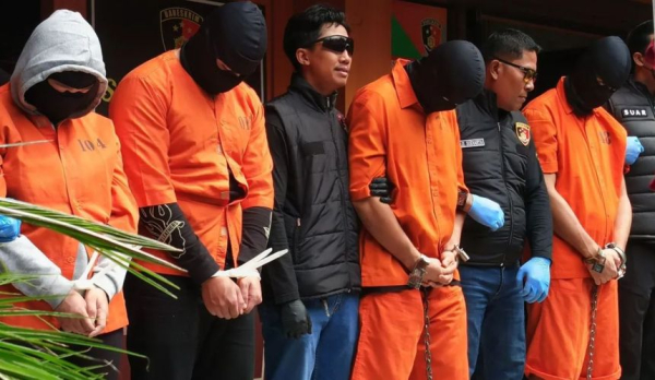 Россиян будут судить на Бали за вымогательства у туристов