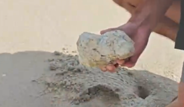 Российские туристы нашли на пляже в Таиланде амбру стоимостью 11 миллионов рублей Российские туристы нашли на пляже в Таиланде амбру стоимостью 11 миллионов рублей