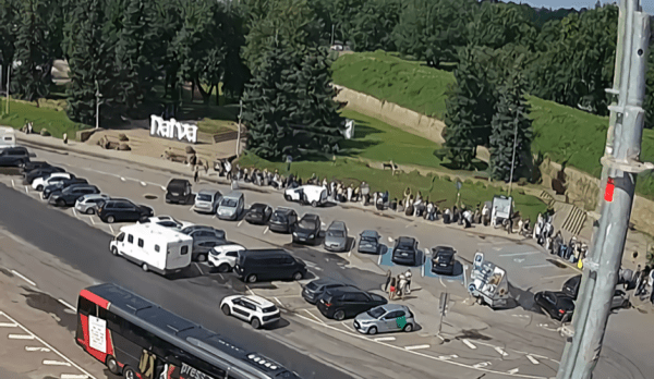 На границе с Эстонией очередной коллапс: в Нарве люди полдня провели в очередях