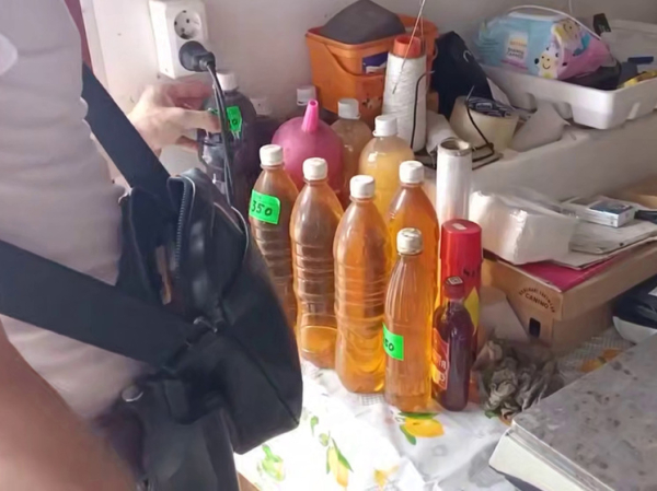 Бабушкина суррогатина: кубанская самогонщица рассказала, как выявить ядовитые примеси в алкоголе