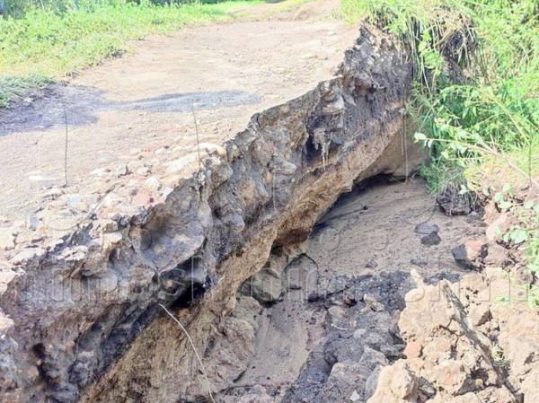 Дом ушел под землю после сильных дождей в российском городе