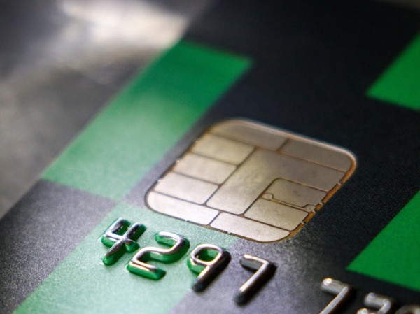 Карты – детям не игрушка: с 1 августа меняются правила открытия счетов для подростков