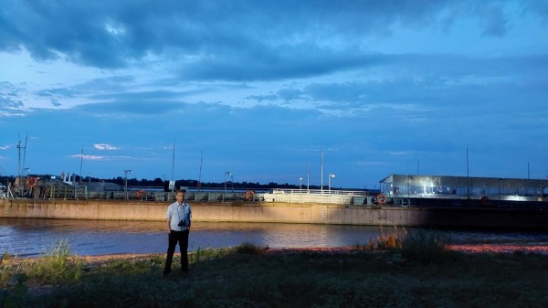 Необычный театральный уикенд в Нижнем Новгороде: зрители в песке, артисты в Волге и окнах чайной