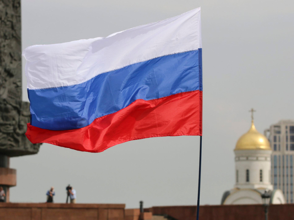 Путешествия российского триколора: он проник в морские глубины, в пустыню, на полюса и даже в космос