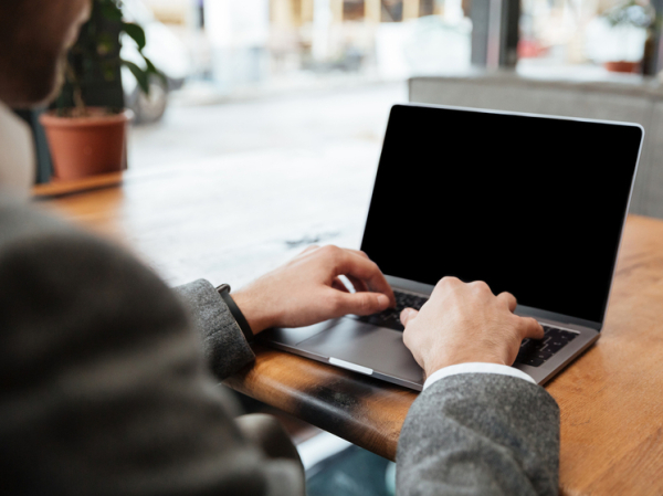 Распространение онлайн-группой откровенных фотографий женщин вызвало резкий гнев