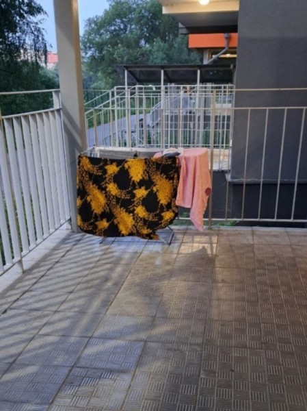 Россияне начали враждовать из-за колясок, велосипедов и сушки белья в подъездах