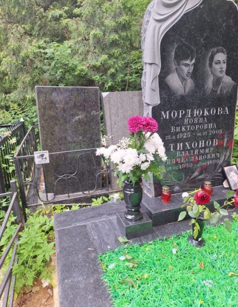 Скандал из-за могилы Нонны Мордюковой: родных актрисы обвинили в вандализме