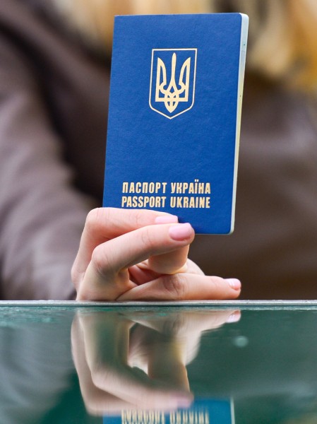 Смартфон украинки привел в замешательство пограничников, и они не пустили ее в РФ