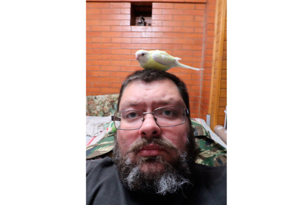 Владельцы крупных попугаев рассказали о курьезах из жизни питомцев: «Попугайничать у них в крови»