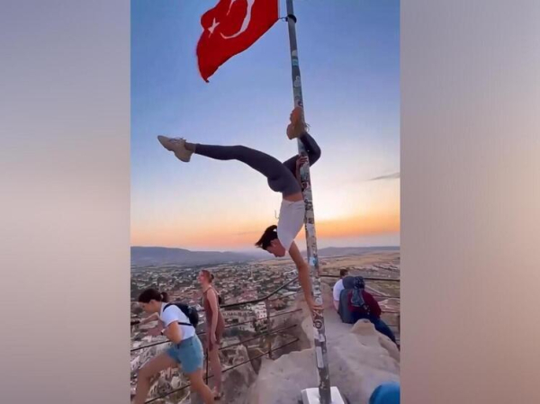 За танцевальное видео у символа страны туристке грозит 5 лет тюремного заключения