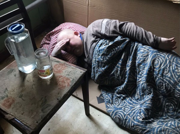«Живу в коридоре, сплю на полу»: сирота больше 30 лет ждет положенную по закону квартиру