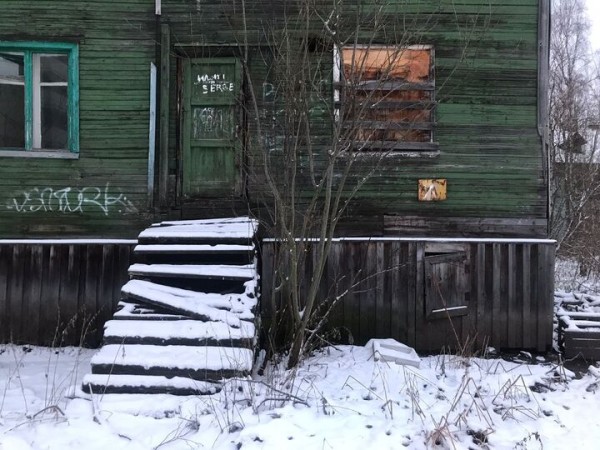 «Живу в коридоре, сплю на полу»: сирота больше 30 лет ждет положенную по закону квартиру
