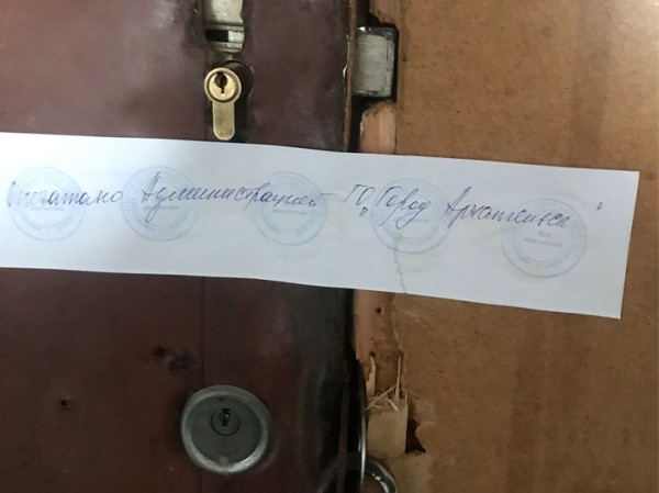 «Живу в коридоре, сплю на полу»: сирота больше 30 лет ждет положенную по закону квартиру