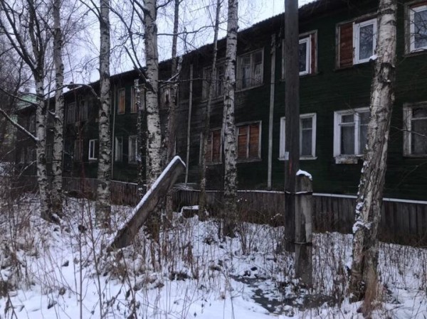 «Живу в коридоре, сплю на полу»: сирота больше 30 лет ждет положенную по закону квартиру