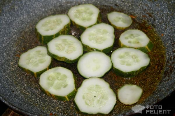 Рецепт: Жареные огурцы - закуска с пассерованными овощами Рецепт: Жареные огурцы - закуска с пассерованными овощами