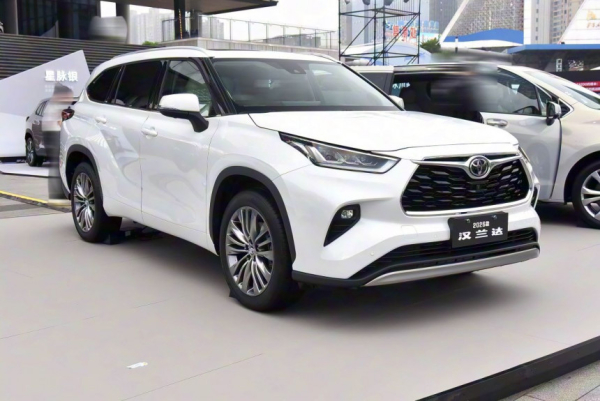 Кроссовер Toyota Highlander обрел новый интерьер Кроссовер Toyota Highlander обрел новый интерьер