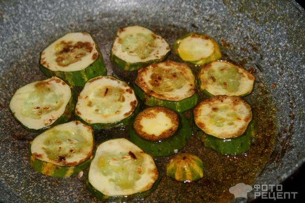 Рецепт: Жареные огурцы - закуска с пассерованными овощами Рецепт: Жареные огурцы - закуска с пассерованными овощами