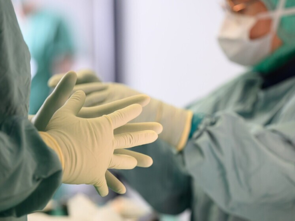 А так можно: доктор оставил пациента во время операции ради секса с медсестрой