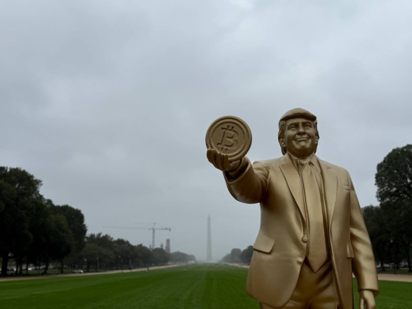 Золотая статуя Трампа, держащая биткоин, появляется в DC Золотая статуя Трампа, держащая биткоин, появляется в DC