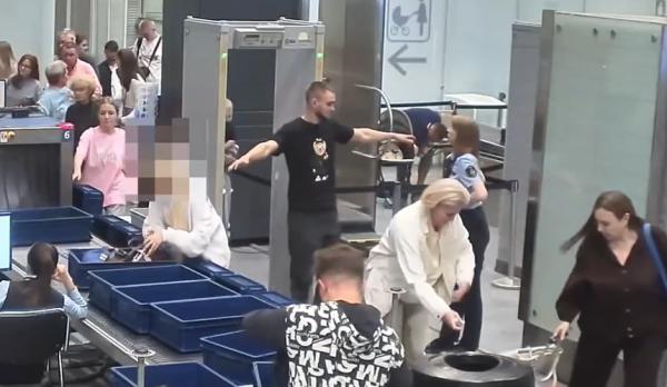 Туристка перед рейсом из Пулково в Баку захватила в самолет чужие часы Туристка перед рейсом из Пулково в Баку захватила в самолет чужие часы