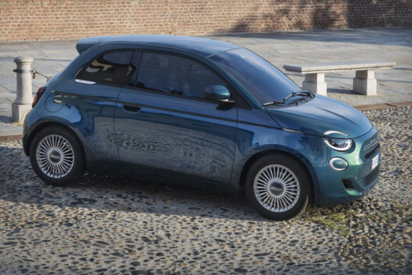 Новый бензиновый Fiat 500 выходит на рынок Новый бензиновый Fiat 500 выходит на рынок