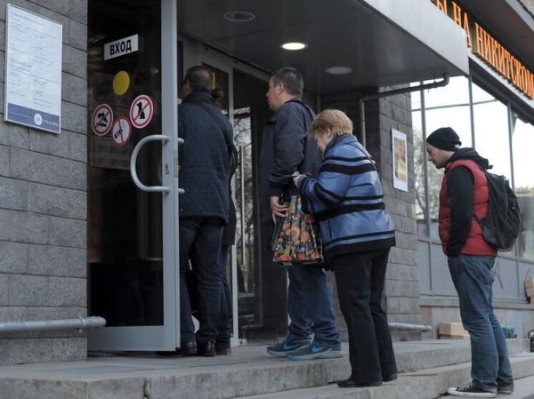 «Дальше только хуже»: россияне жалуются на очереди, проверки и отказ в визах