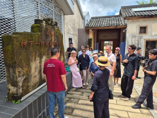 Дракон и лошадь: чем поражает театральная деревня в Китае