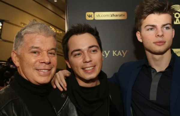 Олег Газманов вместе с приемным сыном пострадал от рук мошенника Олег Газманов вместе с приемным сыном пострадал от рук мошенника