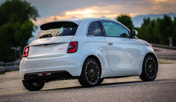 Новый бензиновый Fiat 500 выходит на рынок Новый бензиновый Fiat 500 выходит на рынок