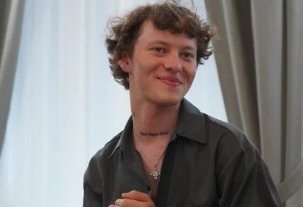 Певцу Шарлоту отказали в отправке в зону СВО Певцу Шарлоту отказали в отправке в зону СВО