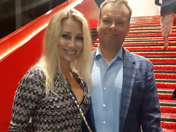 Экс-солистка "Стрелок" Беретта показала в кинотеатре мужа- бизнесмена