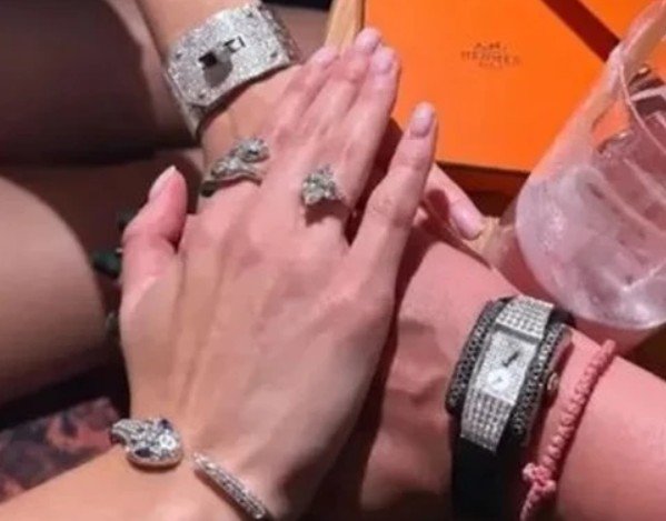 Григорий Лепс подарил невесте браслет стоимостью в квартиру Григорий Лепс подарил невесте браслет стоимостью в квартиру