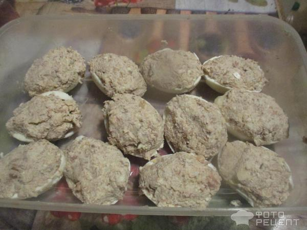 Рецепт: Закуска "Фаршированные яйца" - с недорогой рыбной консервой Рецепт: Закуска "Фаршированные яйца" - с недорогой рыбной консервой