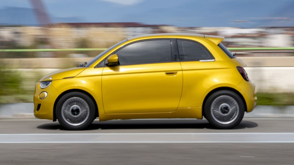 Новый бензиновый Fiat 500 выходит на рынок Новый бензиновый Fiat 500 выходит на рынок