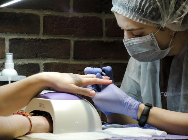 Никакого маникюра: химики заявили о вреде компонентов гель-лака для ногтей