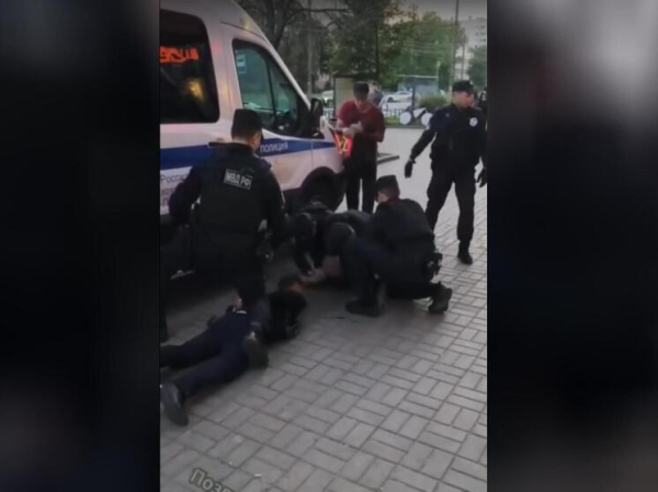 «Пакуй всех»: полиция Петербурга жёстко скрутила диаспору, бросившуюся выручать вооружённого азербайджанца