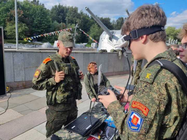 Разбор автоматов, управление БПЛА: в Москве стартовала профориентационная акция для школьников, рассказывающая о профессии военного