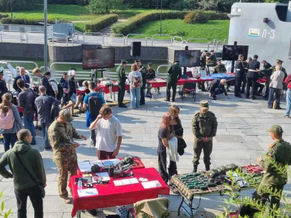 Разбор автоматов, управление БПЛА: в Москве стартовала профориентационная акция для школьников, рассказывающая о профессии военного